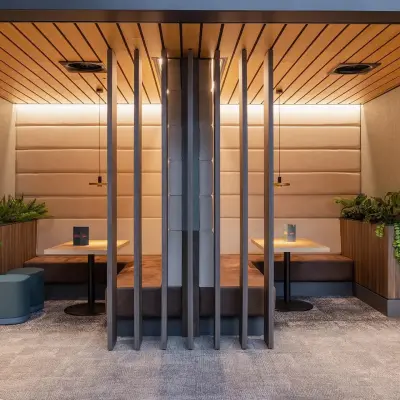 Moderne kantoorruimte huren aan Jachthavenweg 109 in Amsterdam Zuidas met stijlvolle zitplekjes en houten elementen.