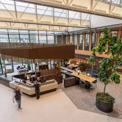 Moderne lobby in kantoorpand op Jachthavenweg 109, Amsterdam Zuidas, met grote planten en ontvangstruimte. Ideaal voor kantoorruimte huren.