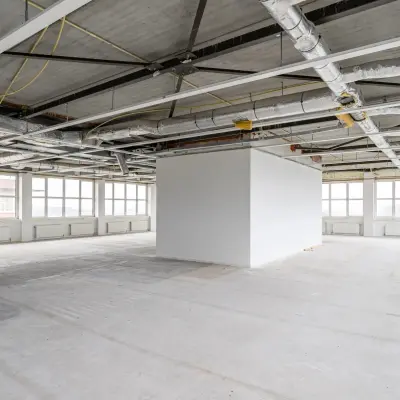 Ruime en lichte kantoorruimte te huur aan Het Rietveld 55-59 in Apeldoorn, met grote ramen en een open vloerplan, ideaal voor het creëren van een persoonlijke werkomgeving.