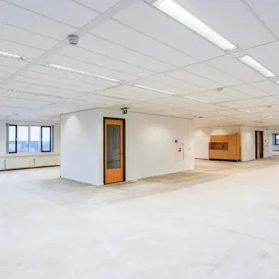 Kantoorruimte huren op Het Rietveld 55-59 in Apeldoorn, met een open vloerplan geschikt voor diverse kantoorinrichtingen.