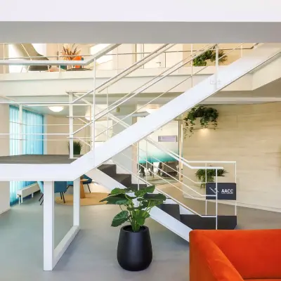 Moderne kantoorruimte huren in Apeldoorn aan de Prins Willem-Alexanderlaan 301, met een lichte, open inrichting en stijlvolle decoraties.