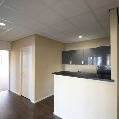 Kantoorpand aan Prins Willem-Alexanderlaan 401 in Apeldoorn met nette vloer en moderne pantry. Ideaal voor kantoorruimte huren.