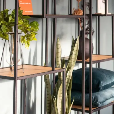 Een modern kantoorpand op Prins Willem-Alexanderlaan 401 in Apeldoorn, met stijlvolle open stalen rekken en planten, klaar voor kantoorruimte huren.