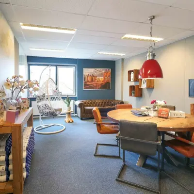Gezellig ingerichte kantoorruimte te huur in Apeldoorn, met zithoek en vergadertafel, aan de Prins Willem-Alexanderlaan 401.