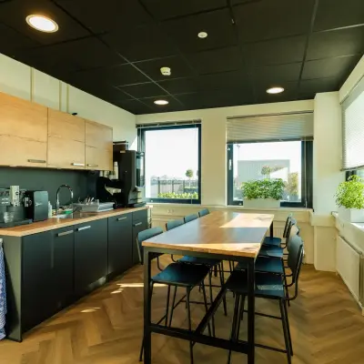 Moderne kantoorpand op Prins Willem Alexanderlaan 701, Apeldoorn, met een ingerichte kitchenette met zitgelegenheid, ideaal voor gezamenlijk gebruik of pauzes tijdens het werken. Geschikt voor kantoorruimte huren.