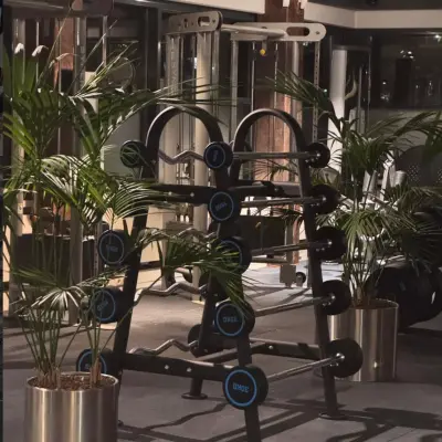 Moderne fitnessruimte in het kantoorpand op Schumanpark 9, Apeldoorn, met diverse trainingsapparaten en planten. Perfect voor kantoorruimte huren met een focus op welzijn.