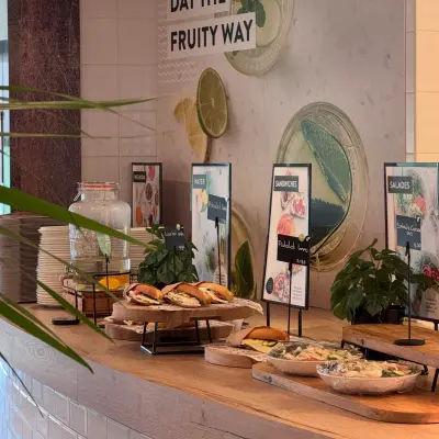 Gezellige pantry in kantoorpand Schumanpark 9 in Apeldoorn met een uitnodigende selectie aan broodjes en gezonde snacks.