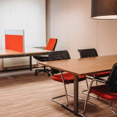 Gemeubileerde kantoorruimte op Vlamoven 34, Arnhem IJsseloord met vergadertafel, stoelen en werkplekken. Perfect voor het huren van kantoren in een moderne omgeving.