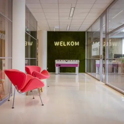 Trendy kantoorpand op Amalialaan 126 in Baarn met een speelse uitstraling en ruime werkplekken te huur.