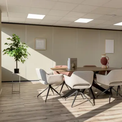 Moderne kantoorruimte met een ronde vergadertafel en comfortabele stoelen, gelegen aan de Kamerlingh Onnesweg 10 in Barendrecht. Ideaal voor wie een lichte en functionele kantoorpand wil huren.