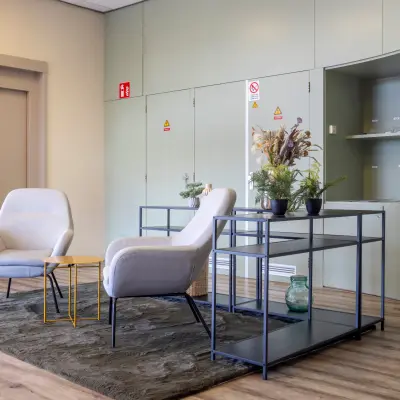 Lichte, uitnodigende kantoorruimte met zithoek, fris meubilair en houten vloer, perfect voor ontspanning of informeel overleg. Ideaal voor kantoorruimte huren in Barendrecht.