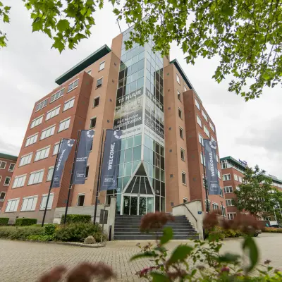 Buitenkant van een kantoorpand gelegen aan de Baron van Nagellstraat 136 in Barneveld. Het gebouw heeft meerdere verdiepingen en een entree met trappen, ideaal voor kantoorruimte huren.