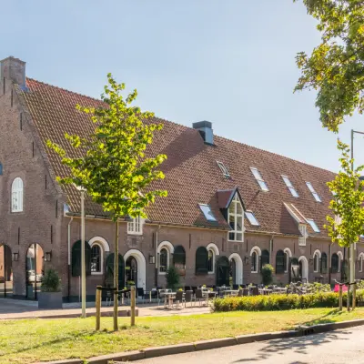 Historisch kantoorpand op Blokstallen 2B, Bergen op Zoom, met charmante details en groene omgeving. Ideaal voor kantoorruimte huren.