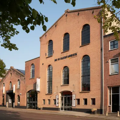 Bakstenen kantoorpand op Zuidzijde Haven 39a in Bergen op Zoom, moderne uitstraling met grote ramen, geschikt voor kantoorruimte huren.