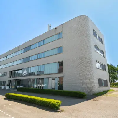 Modern kantoorpand op Tolnasingel 1 - 3, Bodegraven, met ruime parkeerplaatsen en strakke architectuur. Ideaal voor wie kantoorruimte wil huren.