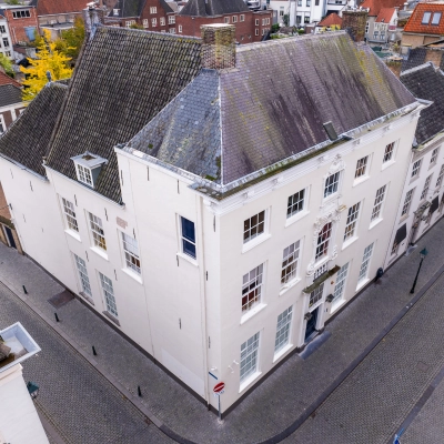 Historisch kantoorpand gelegen op de hoek van Catharinastraat 16 in Breda Centrum-Station, omgeven door schilderachtige straatjes en traditionele architectuur.