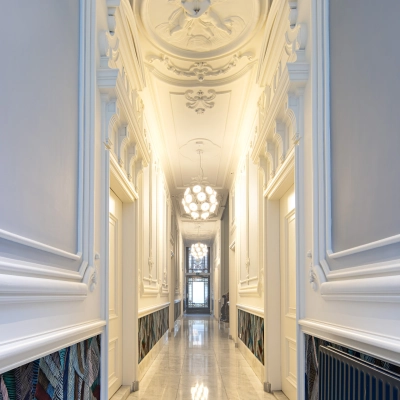 Elegante gang in het kantoorpand aan de Catharinastraat 16 te Breda Centrum-Station met decoratieve plafonds en moderne verlichting, ideaal voor kantoorruimte huren.