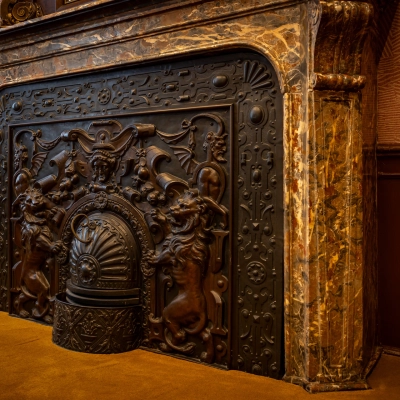 Detail van een karakteristieke haard in een kantoorpand aan de Catharinastraat 16 in Breda Centrum-Station. Een unieke plek om kantoorruimte te huren.