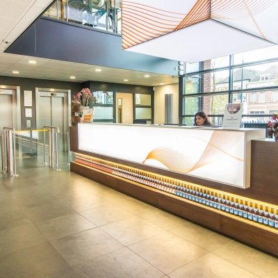 Modern kantoorpand op Ceresstraat 1 in Breda Centrum-Station met een grote receptie, rustig werkende medewerker en uitnodigende entree. Ideale ruimte voor kantoorruimte huren.