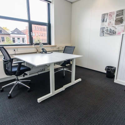 Moderne kantoorruimte te huur op Ceresstraat 1, Breda Centrum-Station met bureau en stoelen, uitzicht op stadsgebouwen.