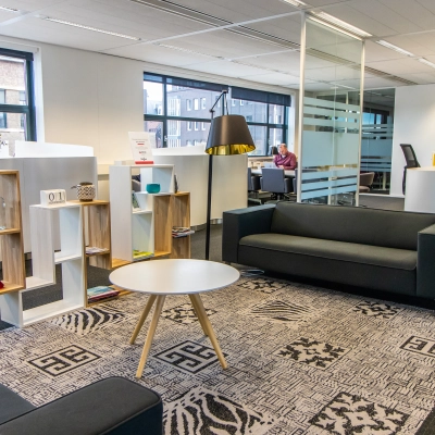 Moderne kantoorruimte huren aan Ceresstraat 1, Breda Centrum-Station, met comfortabele banken, decoratieve elementen en werkplekken met apparatuur.