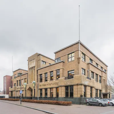 Het kantoorpand aan de Ceresstraat 13 in Breda Centrum-Station toont een historisch gebouw met een ruime parkeerplaats aan de voorzijde.