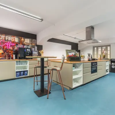 Moderne pantry met koffiehoek in het kantoorpand op Ceresstraat 13, ideaal voor kantoorruimte huren in Breda Centrum-Station.