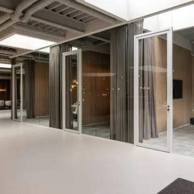 Moderne kantoorruimte op Essebaan 63 in Capelle aan den IJssel met glazen wanden en stijlvolle verlichting, perfect voor kantoorruimte huren. De ruimte heeft een strak design en is voorzien van meerdere vergaderruimtes.