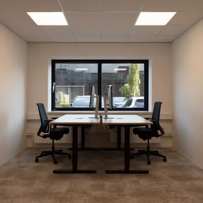 Kantoorruimte huren aan de Essebaan 63 in Capelle aan den IJssel met twee bureaus en stoelen voor een werkplek.