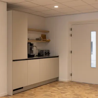 Interieur van kantoorpand op Essebaan 63, Capelle aan den IJssel, met minimalistische pantry. Perfect voor kantoorruimte huren.
