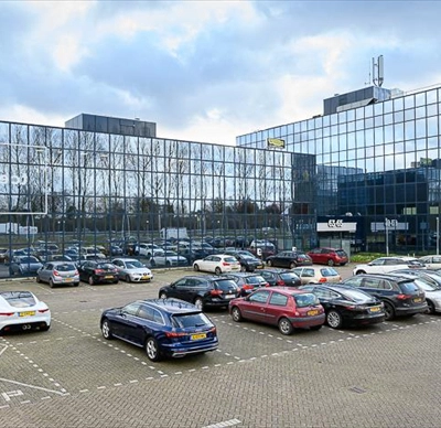 Moderne glazen kantoorpanden met ruime parkeerplaatsen aan de Essebaan 63 in Capelle aan den IJssel. Ideaal voor bedrijven die kantoorruimte willen huren.
