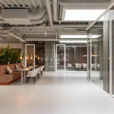 Moderne kantoorruimte huren op Essebaan 63 in Capelle aan den IJssel met een ruim opgezet interieur, glazen wanden, en comfortabele zitplekken voor vergaderingen en samenwerking.