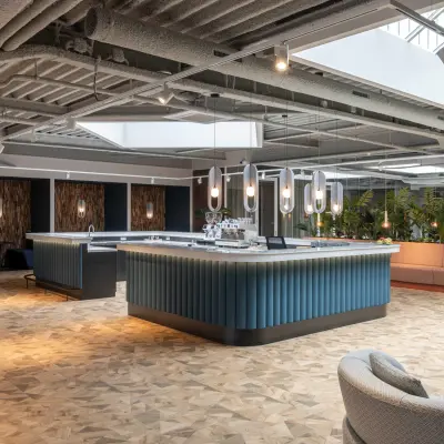 Moderne kantoorruimte met stijlvolle bar en zithoek, geschikt voor het huren van creatieve werkplekken in kantoorpand op de Essebaan 63, Capelle aan den IJssel.