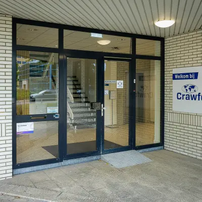 Ingang van kantoorpand op Vlierbaan 20, Capelle aan den IJssel, met glazen deuren en overdekte entree.