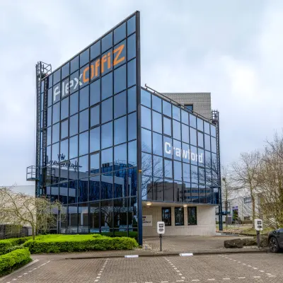 Verweven met moderne architectuur, biedt het kantoorpand op Vlierbaan 20 in Capelle aan den IJssel een representatieve ruimte voor wie kantoorruimte wil huren. Ideaal gelegen met voldoende parkeergelegenheid.