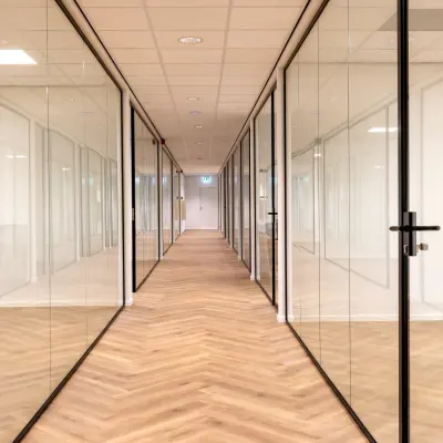 Strakke kantoorruimte met glazen wanden op Vlierbaan 20 in Capelle aan den IJssel, ideaal voor het huren van een kantoor in een modern kantoorpand.