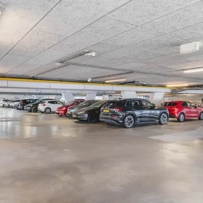 Grote parkeergarage in kantoorpand aan Rijnzathe 12, De Meern, ideaal voor kantoorruimte huren met ruime parkeeropties.