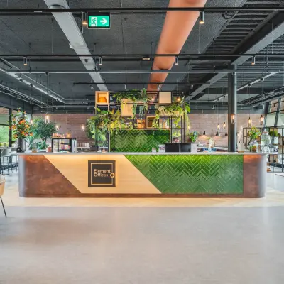 Moderne en stijlvolle kantoorruimte met een ruime open indeling op Rijnzathe 12, De Meern, ideaal om te huren voor zakelijke bijeenkomsten met diverse zitmogelijkheden en veel natuurlijk licht.