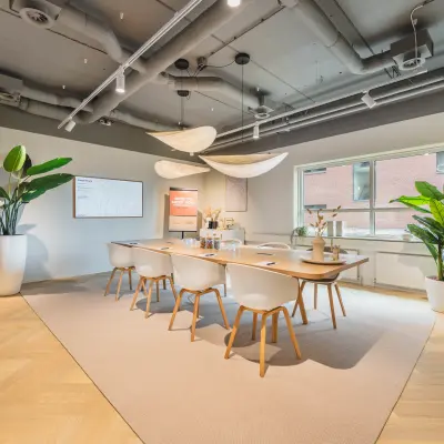 Stijlvolle kantoorruimte met moderne inrichting, grote tafel en witte stoelen op Rijnzathe 12, De Meern. Ideaal voor kantoorruimte huren voor zakelijke bijeenkomsten en vergaderingen.