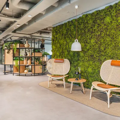 Moderne kantoorruimte aan Rijnzathe 12 in De Meern met een rustgevende groene wand, comfortabele zitplaatsen en stijlvolle inrichting. Perfect voor wie op zoek is naar een duurzame en inspirerende werkplek.