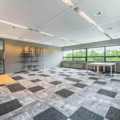 Kantoorruimte huren aan Rijnzathe 12 in De Meern met veel daglicht en strak vloerpatroon, ideaal voor flexibele inrichting. Geschikt voor creatieve werkplekoplossingen in een modern kantoorpand.