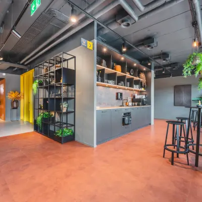 Moderne kantoorruimte te huur op Rijnzathe 12 in De Meern, met stijlvolle pantry en zitgedeelte, ideaal voor informele werkmomenten.