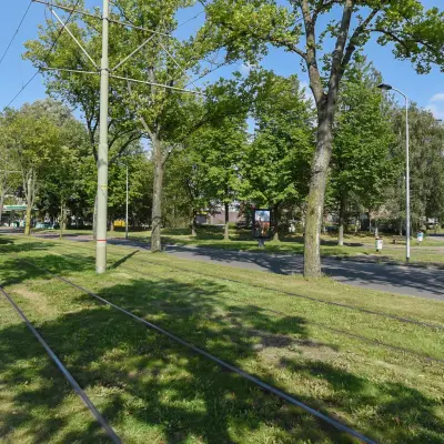 Kantoorpand aan de Marshalllaan 2 in Delft met zicht op tram en groene omgeving.