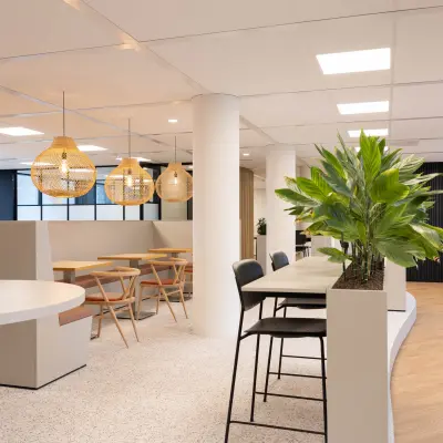 Huur inspirerende kantoorruimte in Den Bosch, modern ingericht met zitgedeeltes en sfeerverlichting. Ideaal voor vergaderingen of flexibele werkplekken.