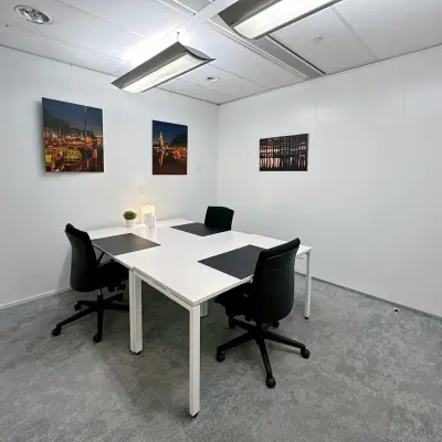 Kantoorruimte huren in Den Bosch op Willemsplein 2 met twee bureaus, comfortabele stoelen en stijlvolle wanddecoraties.