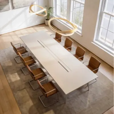 Moderne vergaderruimte in het kantoorpand op Mauritskade 9, Den Haag Centrum. Grote tafel met stijlvolle stoelen en veel natuurlijk licht door ramen. Ideaal voor kantoorruimte huren.