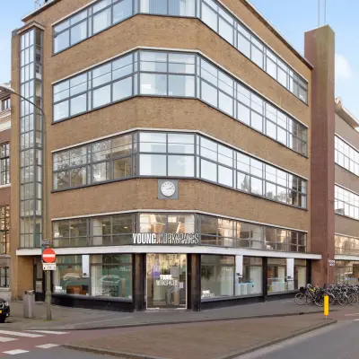 Kantoorpand op Zeestraat 100 in Den Haag Centrum met grote ramen en een moderne uitstraling. Een ideale locatie voor kantoorruimte huren met goede zichtbaarheid.