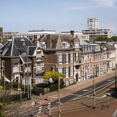 Buitenaanzicht van kantoorpand aan de Zeestraat 100, in Den Haag Centrum met klassieke en moderne architectuur. Perfect voor wie een kantoorruimte wil huren in een levendige omgeving.