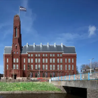 Kantoorpand op Zuid Hollandlaan 7, Den Haag Haagse Hout, herkenbaar aan zijn historische architectuur.