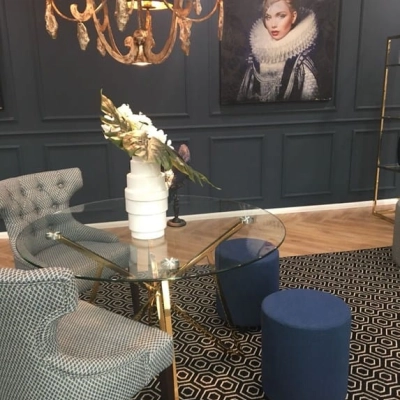 Stijlvolle kantoorruimte huren op Johan de Wittlaan 3-7, Den Haag Statenkwartier, met sierlijke stoelen, glazen tafel en elegante decoratie.